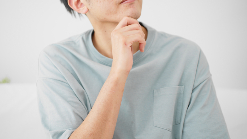 インプラント治療とは何かを考えている男性