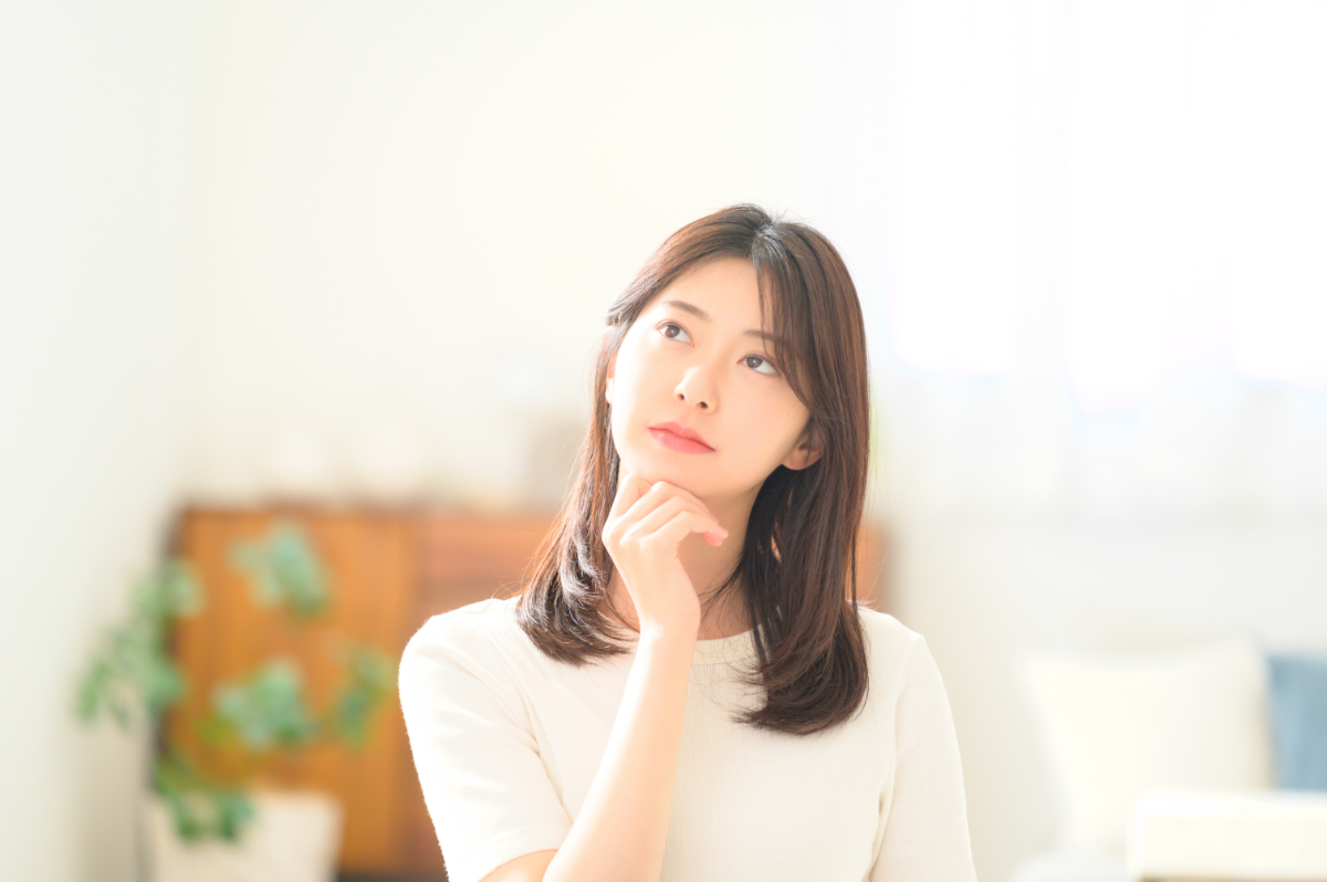 すきっ歯とは何か考えている女性