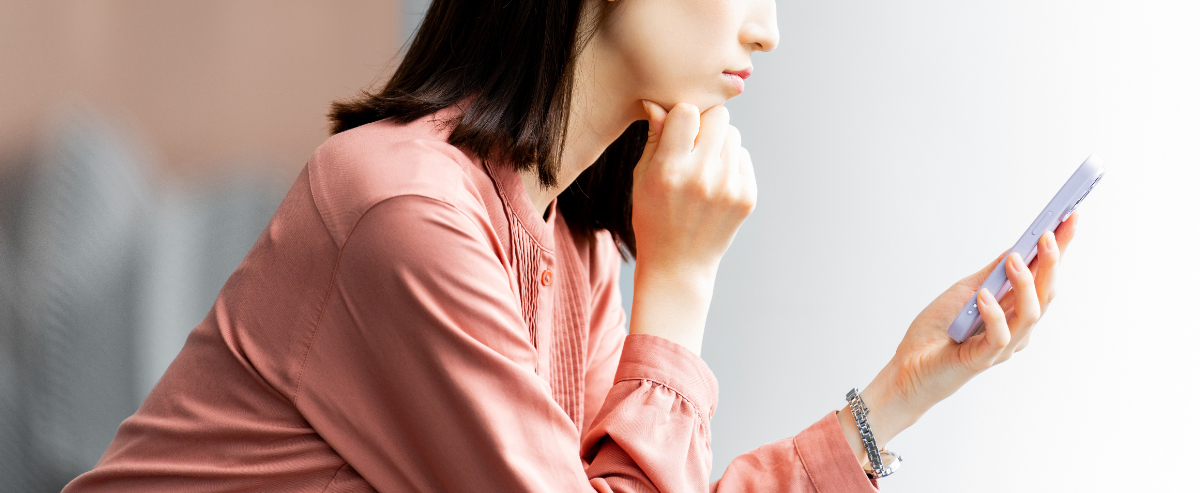 受け口とは何かを調べている女性
