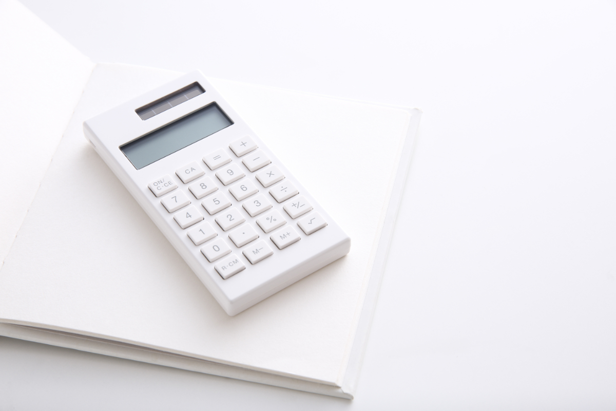 マウスピース矯正ですきっ歯を治す場合の費用