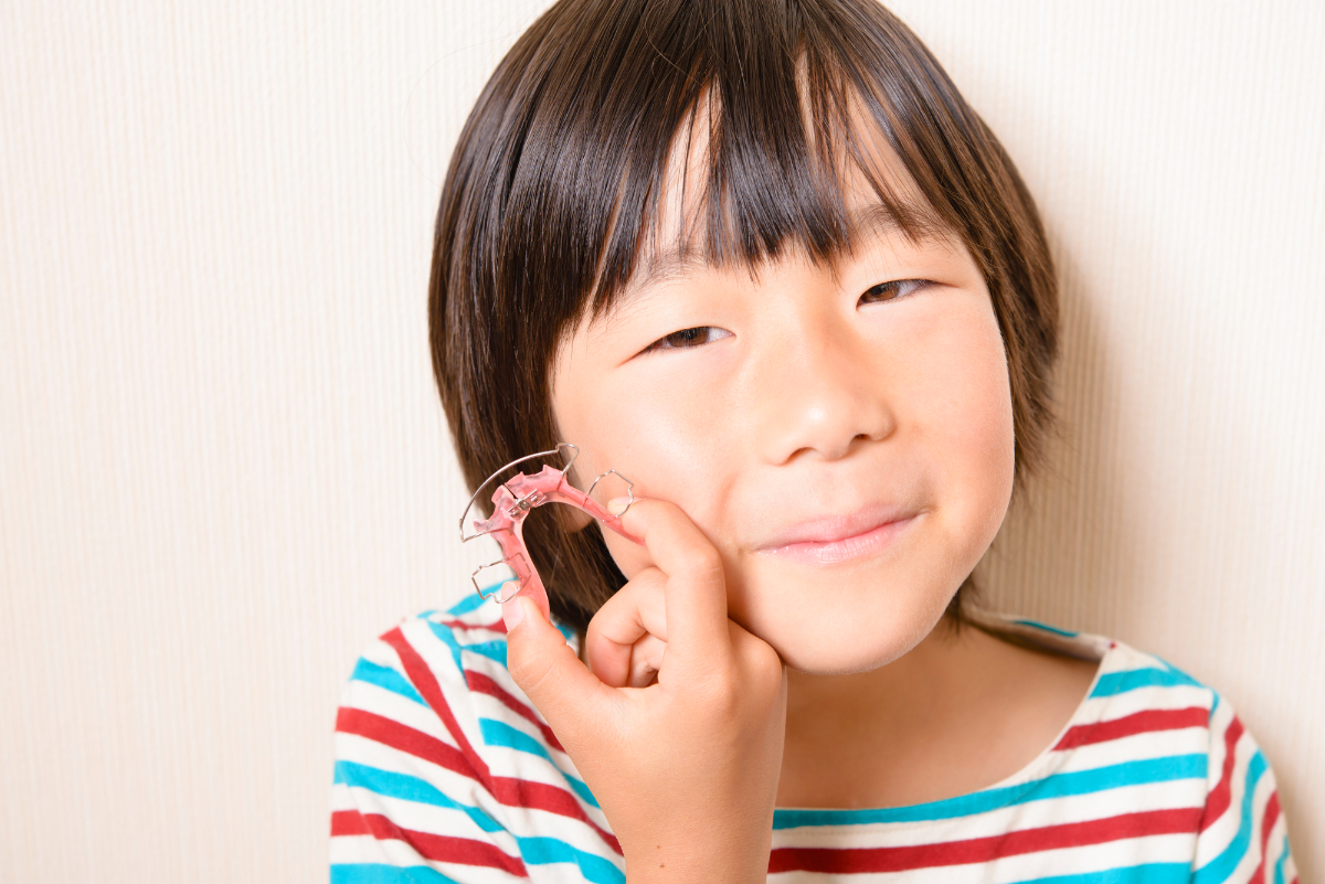 床矯正治療中の子ども