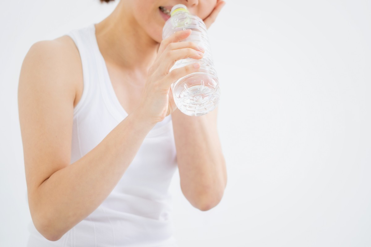 水を飲む女性