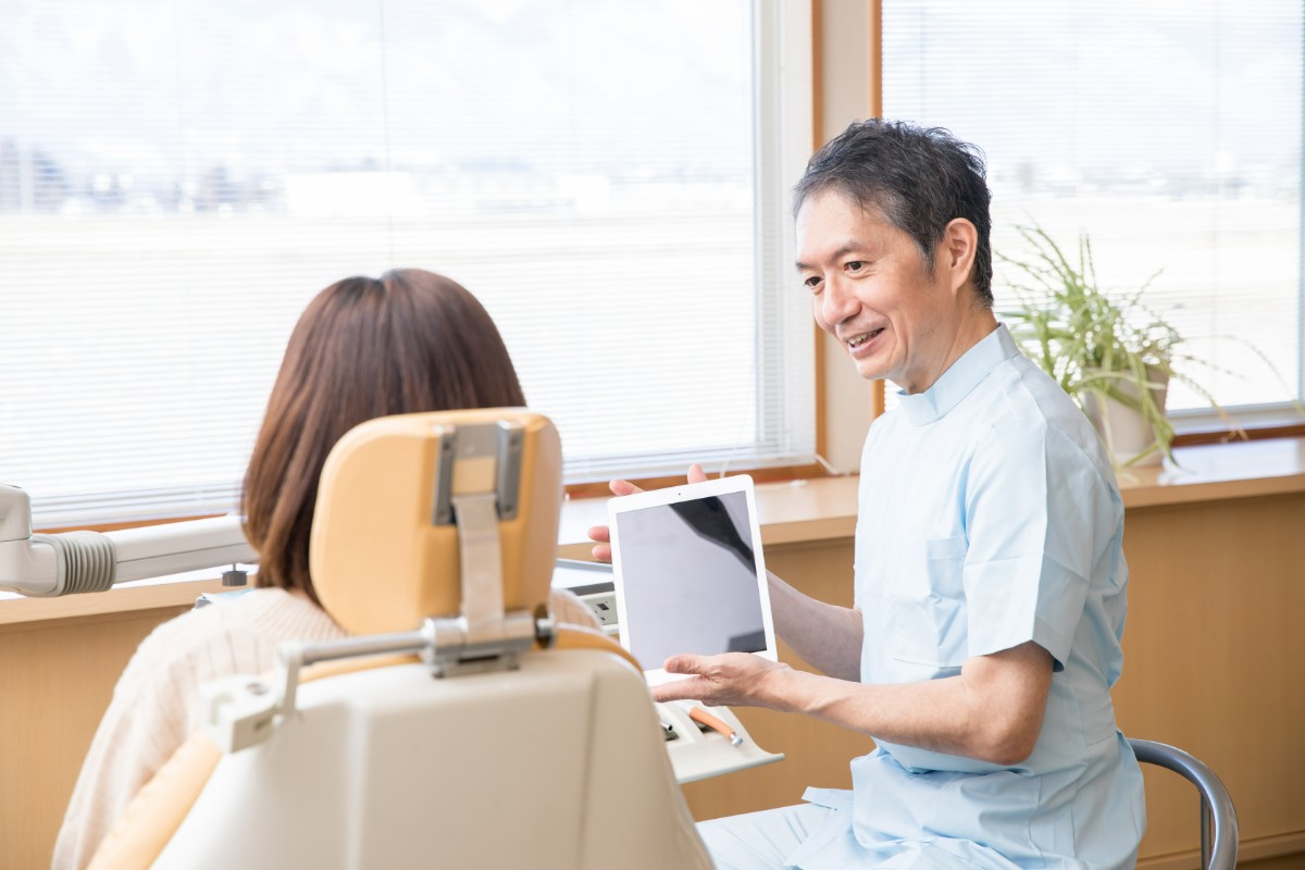 横向きの親知らずの抜歯の流れを説明する歯科医師