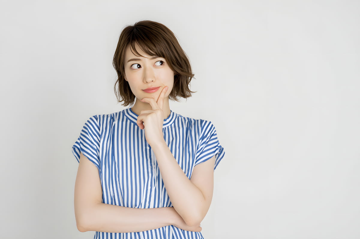 すきっ歯もインビザラインで治せるのか考える女性
