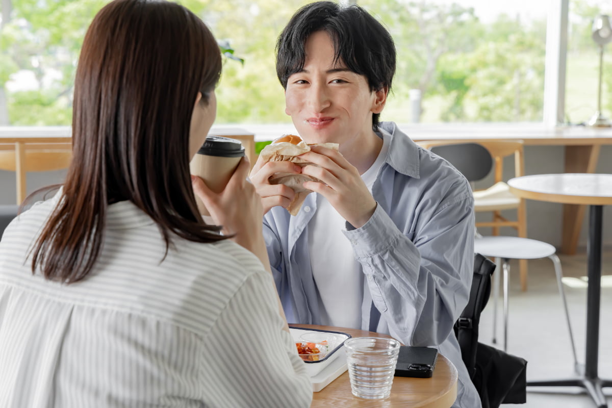 根管治療を終えて食事を楽しむ男性
