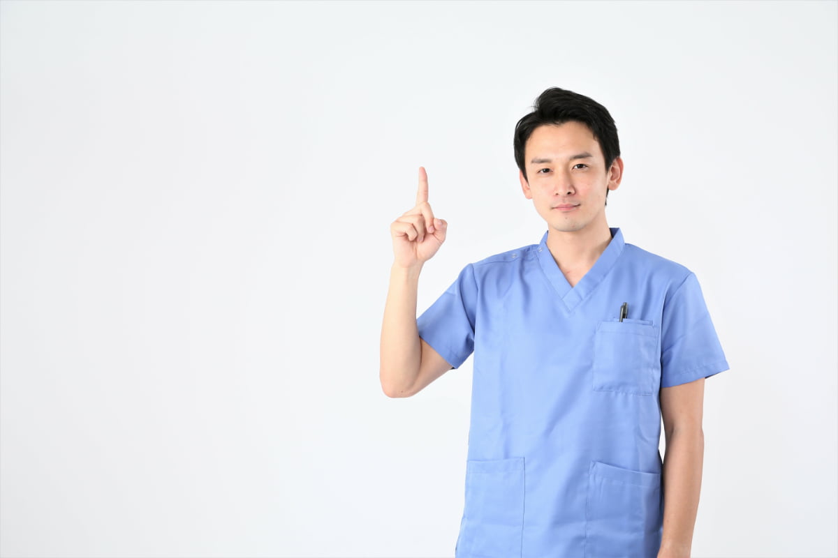 根管治療の回数に影響する主な理由を伝える歯科医師