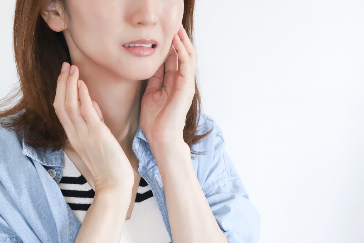 顎関節症の原因となる食いしばりをする女性