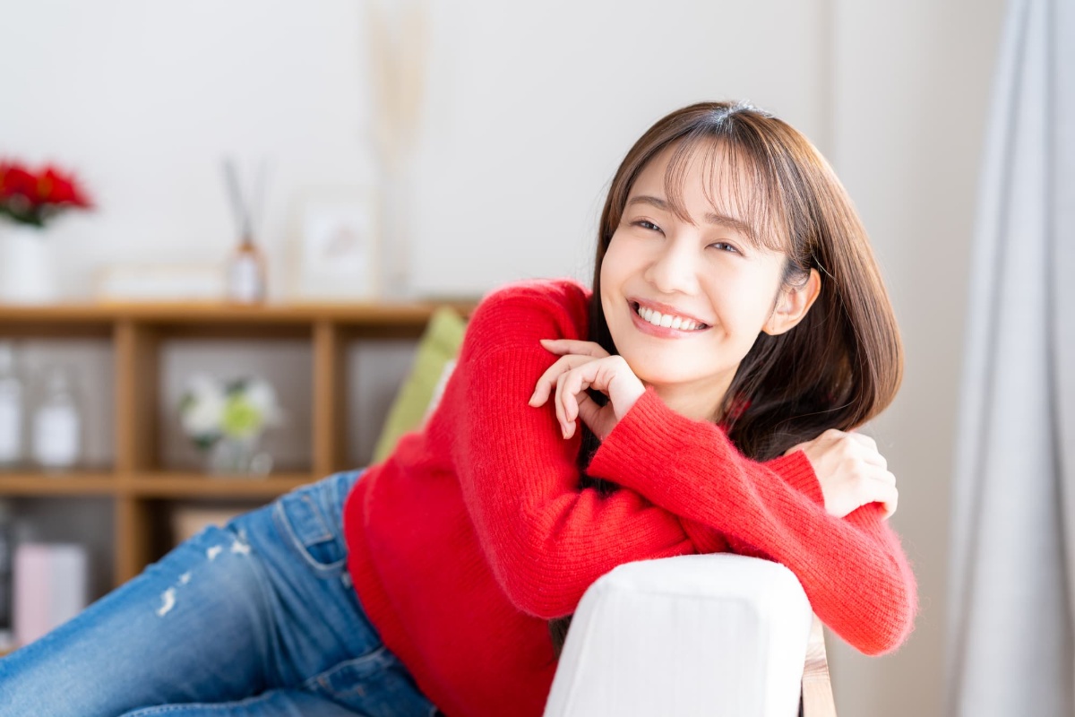 審美歯科治療に満足して微笑む女性